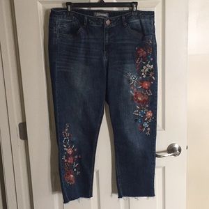 Democracy Embroidered Capris